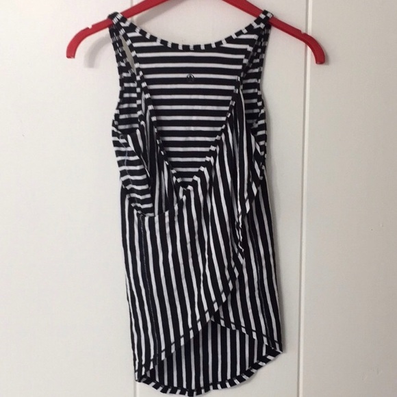 Great condition size 2 Lululemon tank - Picture 2 of 2
